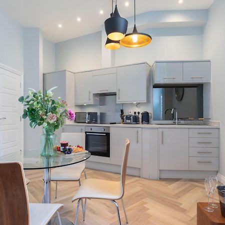 Elliot Oliver - Stylish 2 Bedroom Town Centre Apartment Cheltenham Kültér fotó