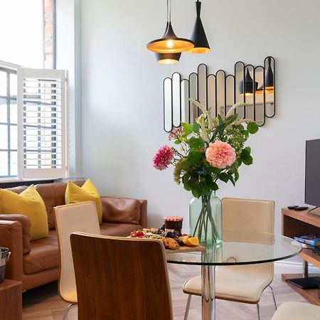 Elliot Oliver - Stylish 2 Bedroom Town Centre Apartment Cheltenham Kültér fotó