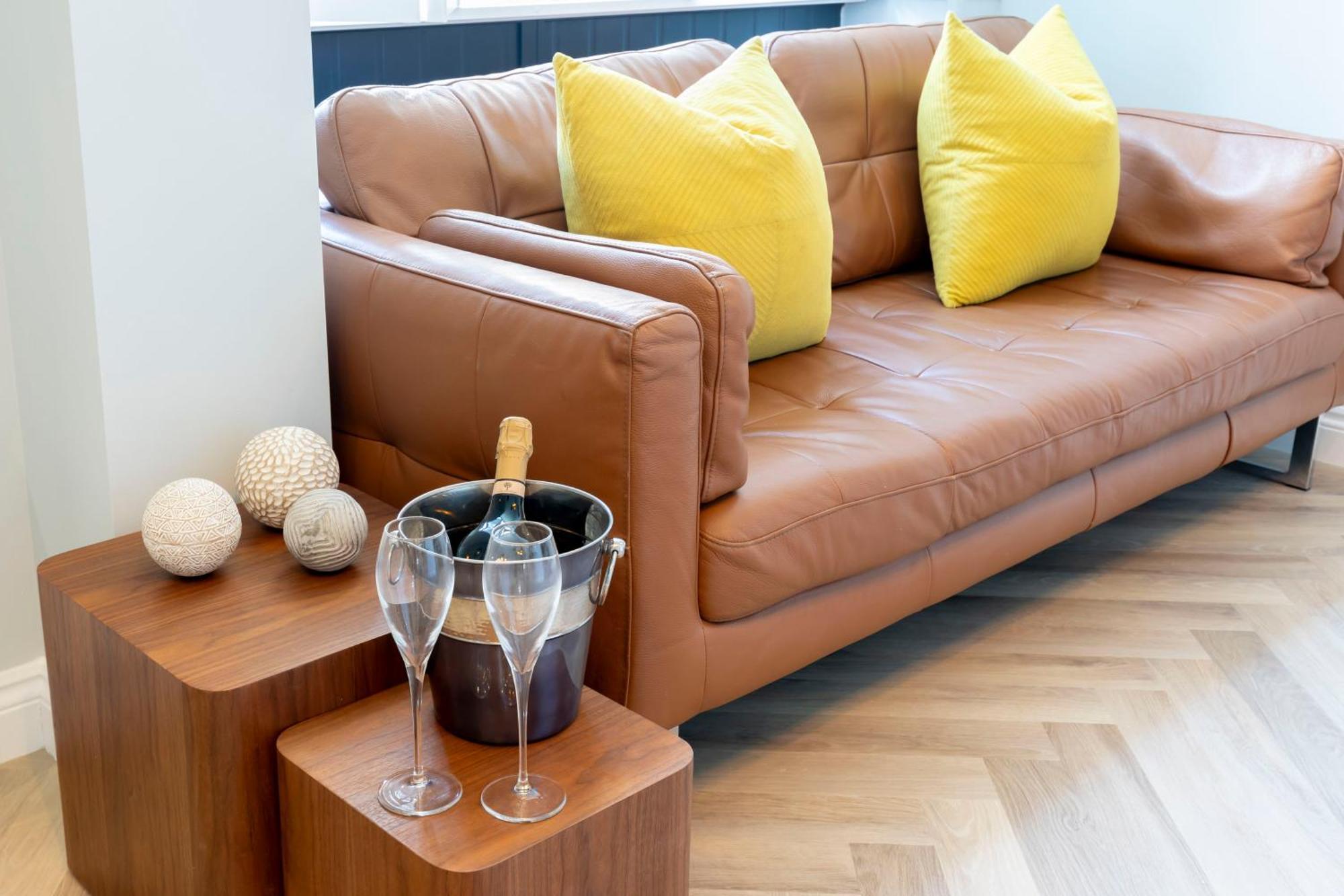 Elliot Oliver - Stylish 2 Bedroom Town Centre Apartment Cheltenham Kültér fotó