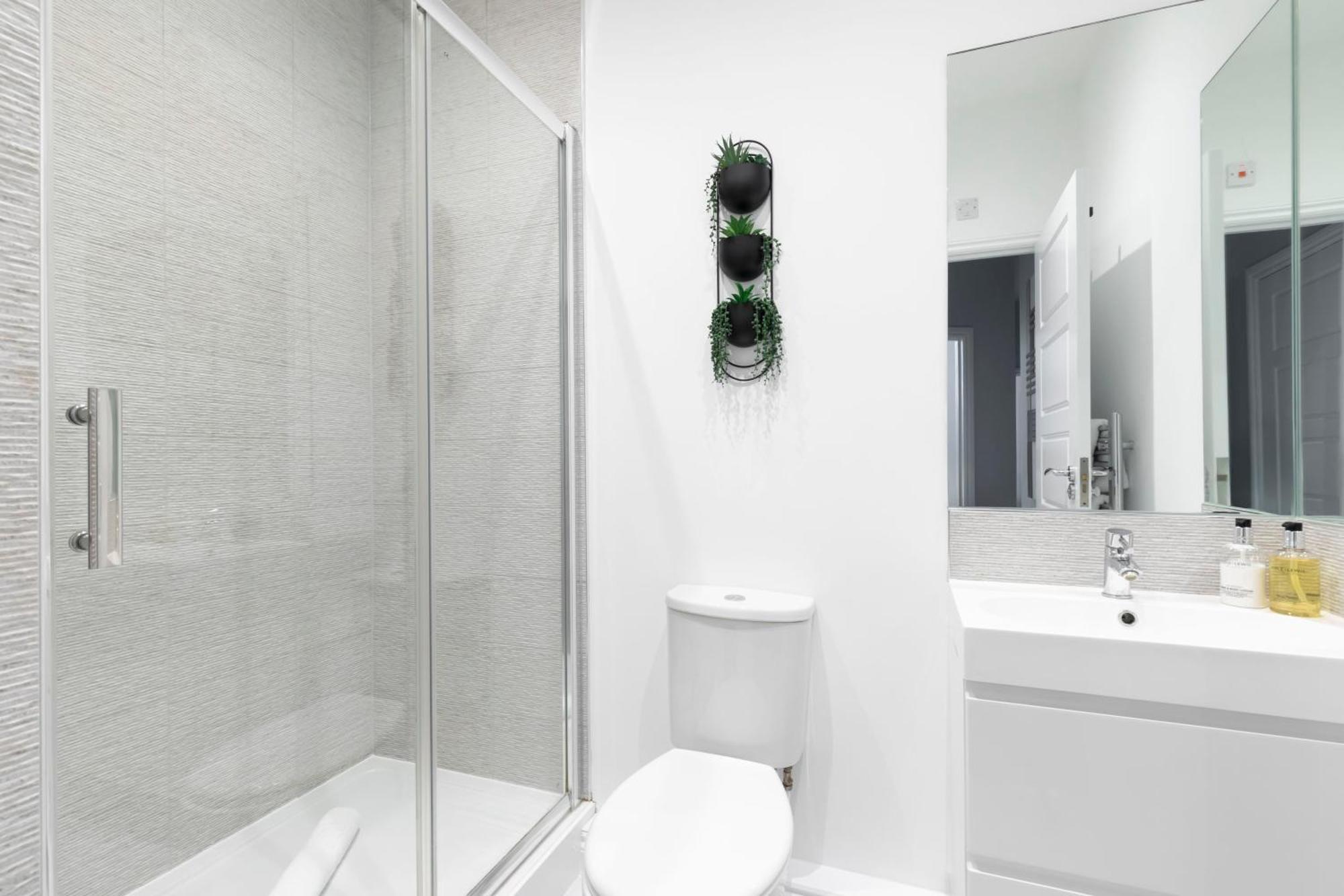 Elliot Oliver - Stylish 2 Bedroom Town Centre Apartment Cheltenham Kültér fotó